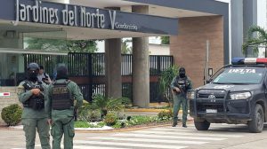 Policía y fiscalía realizan el llanamiento a la casa del exfiscal Róger Mariaca en el condominio jardines del norte V.
