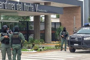 Policía y fiscalía realizan el llanamiento a la casa del exfiscal Róger Mariaca en el condominio jardines del norte V.