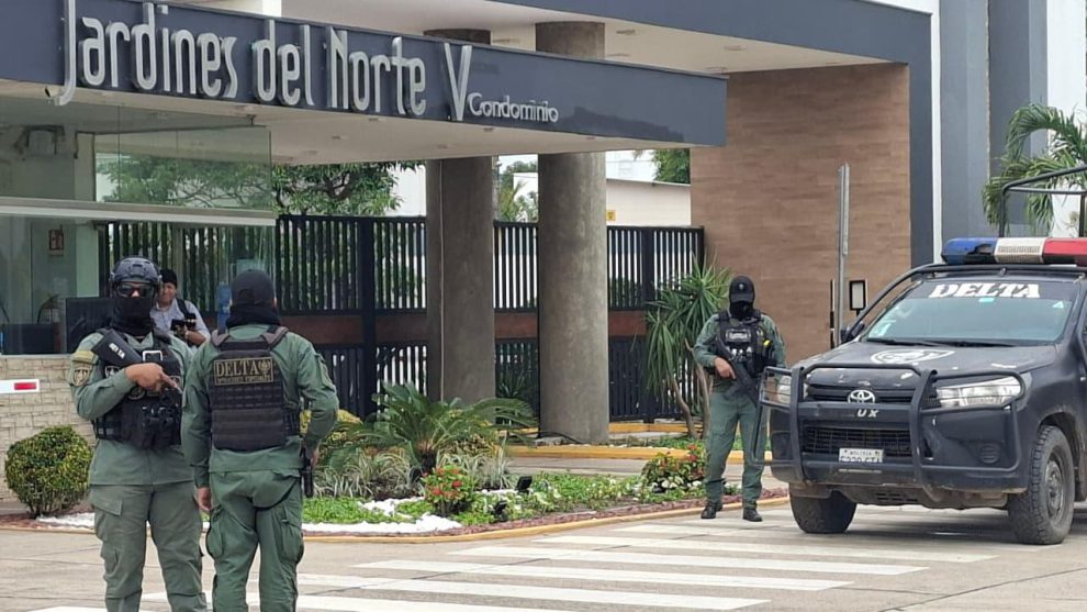 Policía y fiscalía realizan el llanamiento a la casa del exfiscal Róger Mariaca en el condominio jardines del norte V.