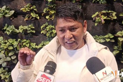 El diputado Lluta en conferencia de prensa