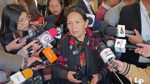 La senadora Yarhui en conferencia de prensa