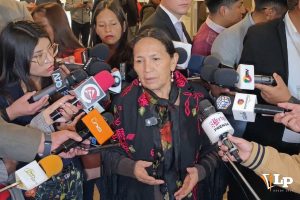 La senadora Yarhui en conferencia de prensa