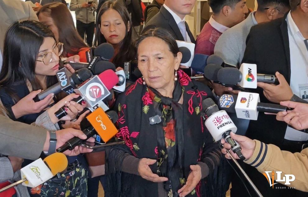 La senadora Yarhui en conferencia de prensa