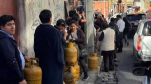 Una fila por garrafas de gas en La Paz