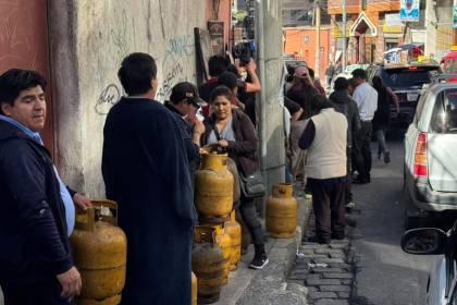 Una fila por garrafas de gas en La Paz
