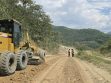 Un tractor en camino de tierra