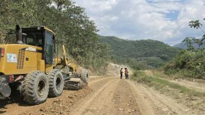 Un tractor en camino de tierra