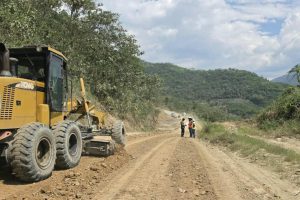 Un tractor en camino de tierra