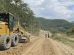Un tractor en camino de tierra