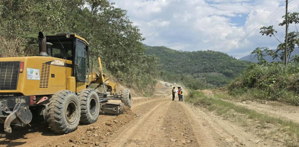Un tractor en camino de tierra