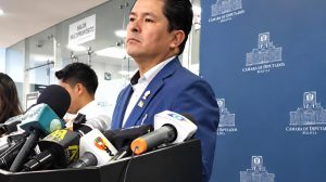 El senador Véliz en conferencia de prensa
