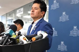 El senador Véliz en conferencia de prensa