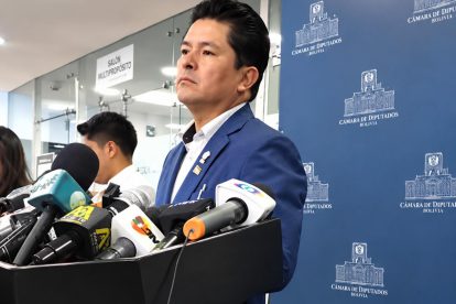 El senador Véliz en conferencia de prensa