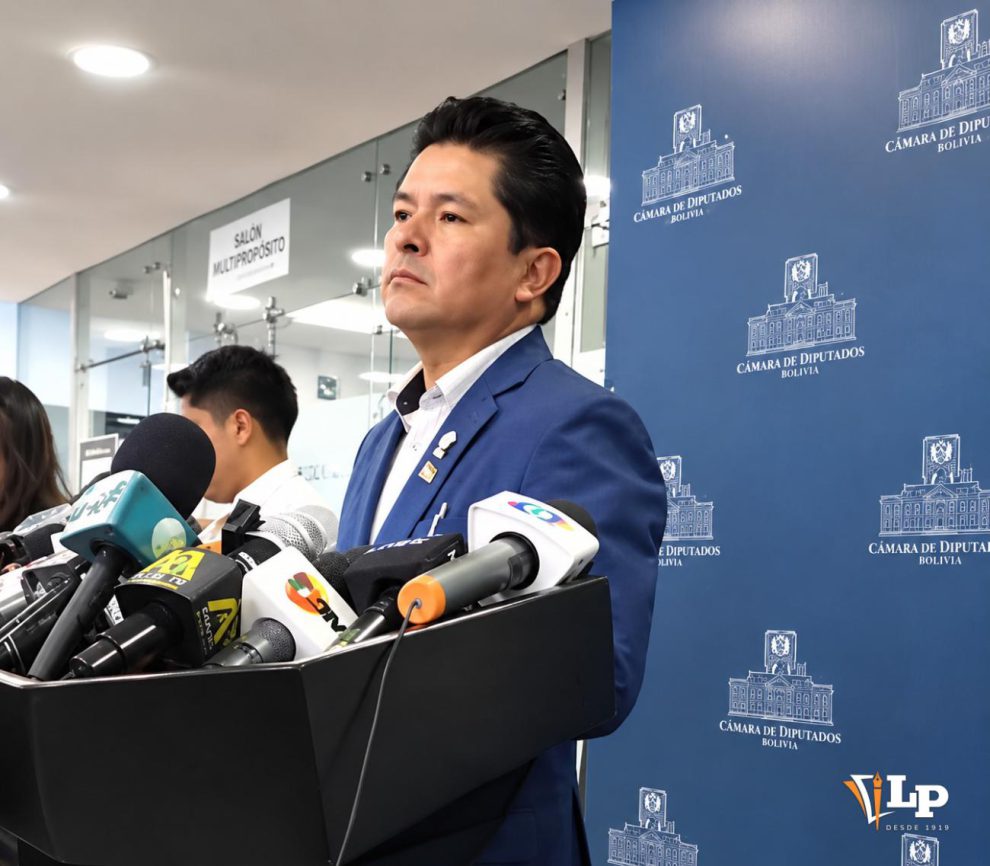 El senador Véliz en conferencia de prensa