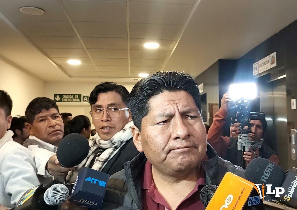 El diputado Ticona en conferencia de prensa