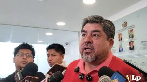 El diputado Zegarra en conferencia de prensa
