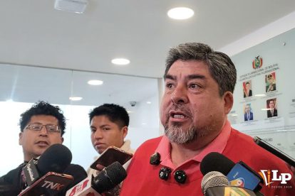 El diputado Zegarra en conferencia de prensa