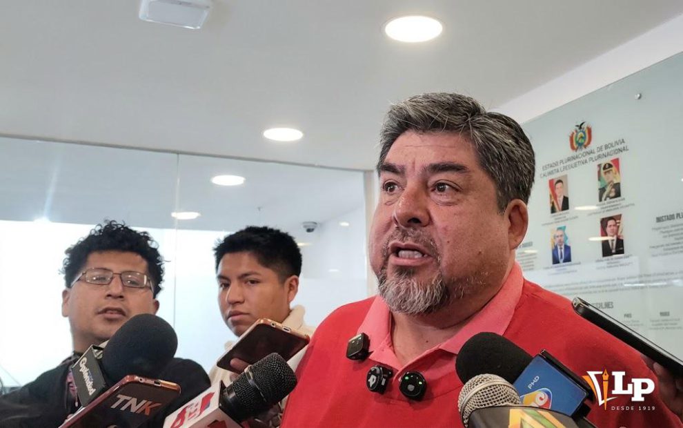 El diputado Zegarra en conferencia de prensa