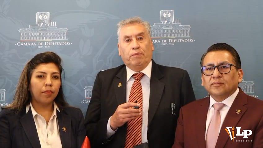 El presidente del Comité Cívico, Fernando Dehne, junto a los diputados Omar Muriel y Cecilia Huaynoca