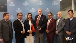Autoridades y cívicos tras la aprobación del proyecto de ley en comisión