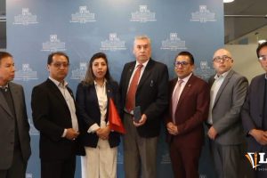 Autoridades y cívicos tras la aprobación del proyecto de ley en comisión