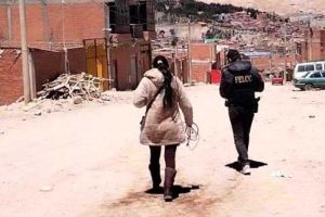 Un oficial policial y una mujer