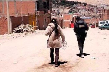 Un oficial policial y una mujer