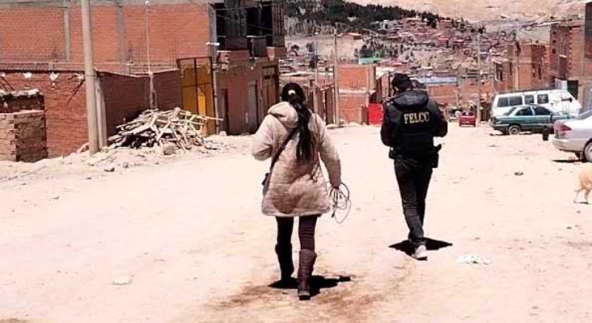 Un oficial policial y una mujer