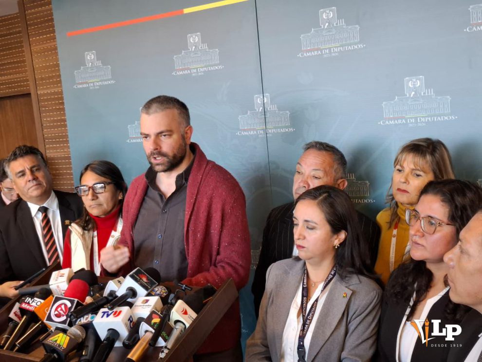 La bancada de Libre en conferencia de prensa