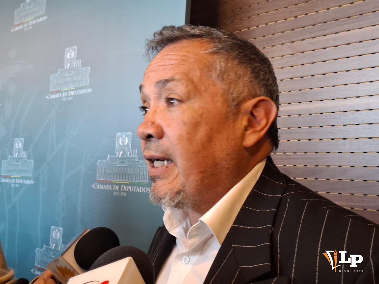 El diputado Mendoza en conferencia de prensa
