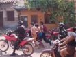 Personas en motocicletas y a pie