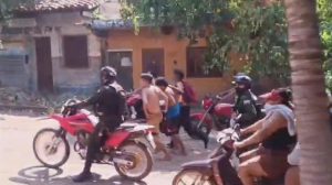 Personas en motocicletas y a pie