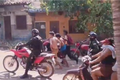Personas en motocicletas y a pie