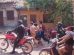 Personas en motocicletas y a pie