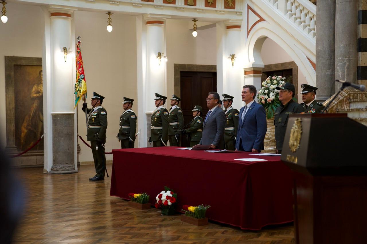 Autoridades condecoran a la Policía Boliviana