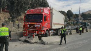 Un camión de alto tonelaje choca contra separador en Autopista de La Paz-El Alto
