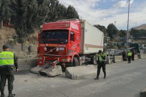 Un camión de alto tonelaje choca contra separador en Autopista de La Paz-El Alto