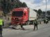 Un camión de alto tonelaje choca contra separador en Autopista de La Paz-El Alto