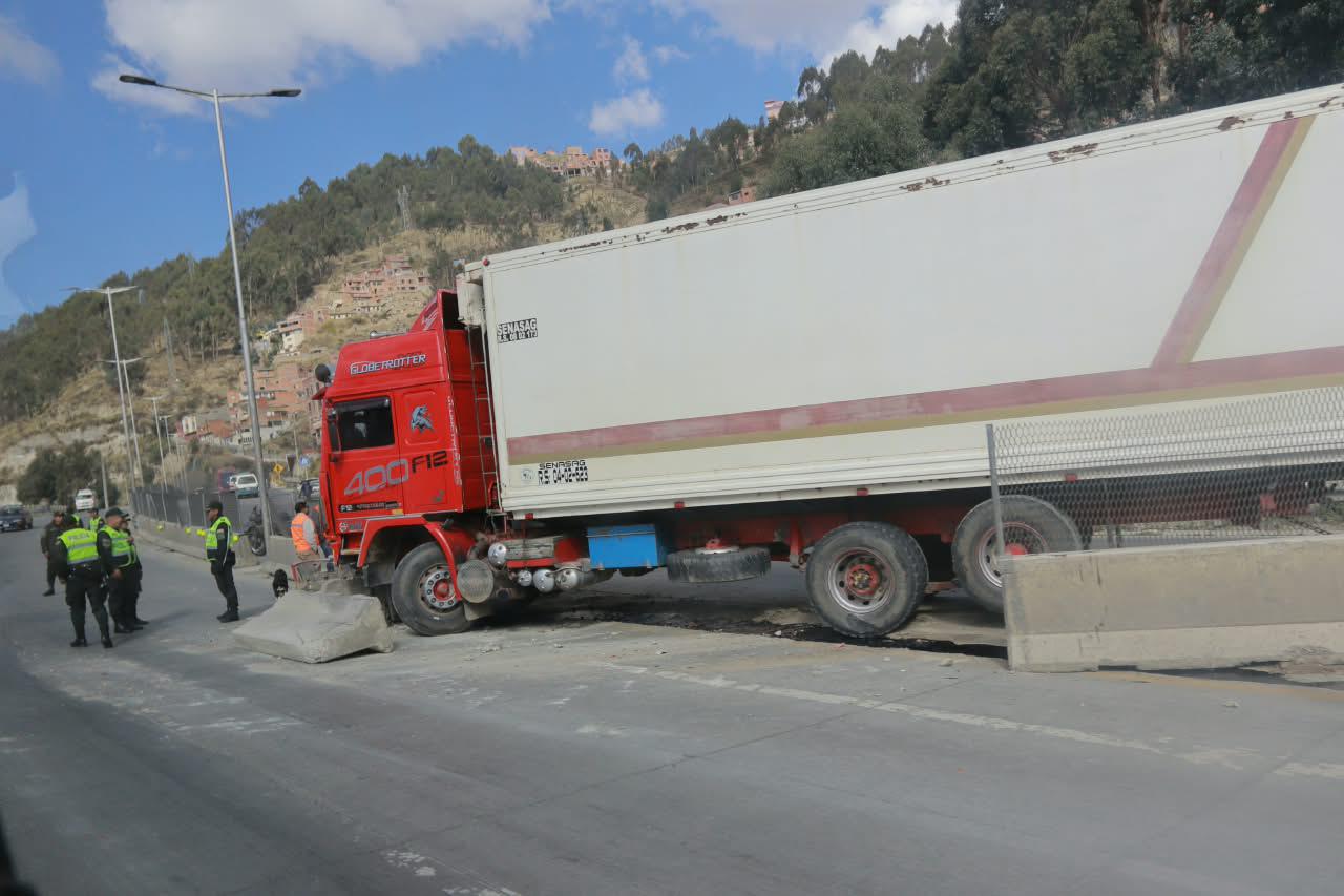Un camión choca contra  separador de autopista