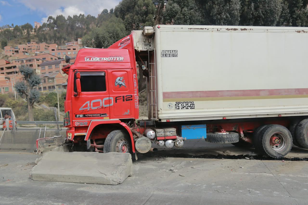 Un camión choca contra  separador de autopista