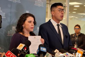 La diputada Cabrera y el diputado Soliz en conferencia de prensa
