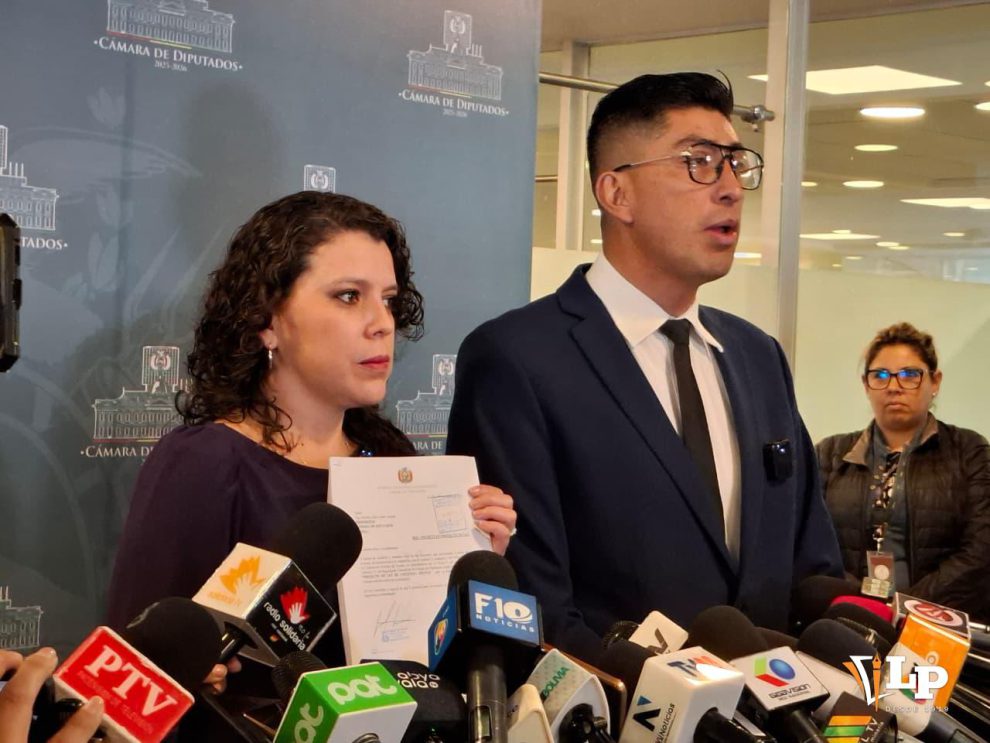 La diputada Cabrera y el diputado Soliz en conferencia de prensa