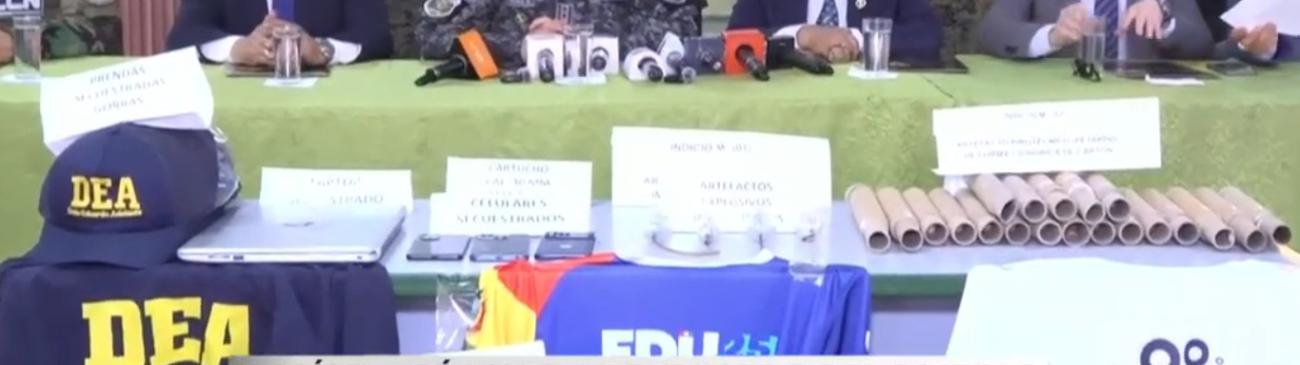 Se halló cuatro aparatos explosivos, 20 petardos, tres teléfonos celulares y una chamarra en la que aparece la sigla de la DEA.
