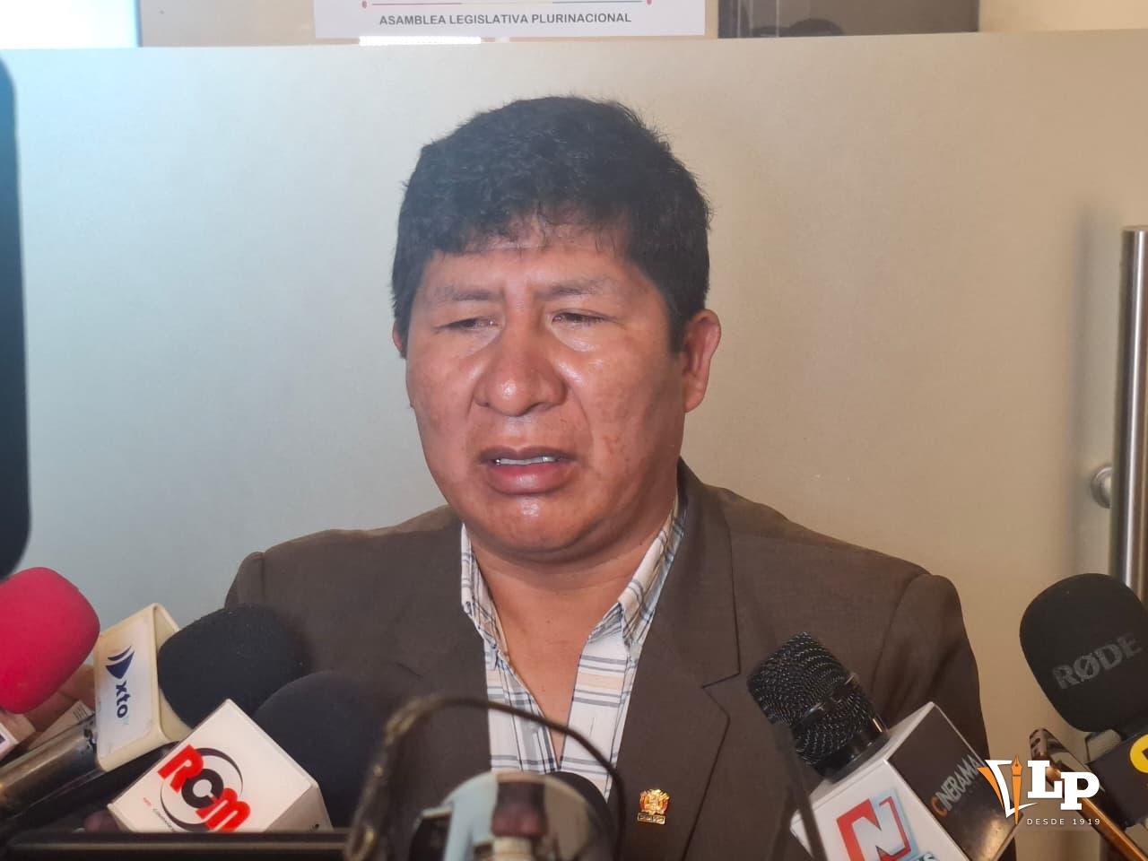 El senador Cochi en conferencia de prensa