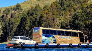 vehículos en el lago Titicaca