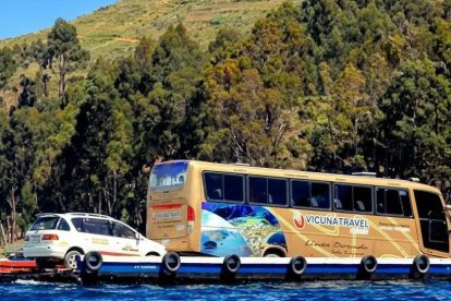 vehículos en el lago Titicaca