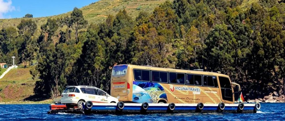vehículos en el lago Titicaca
