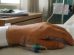 una mano en la camilla de un hospital