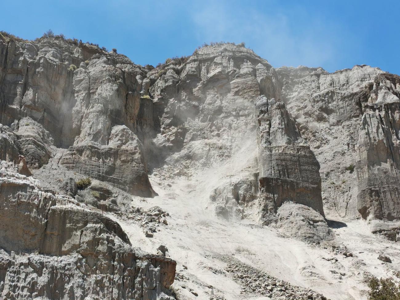 Desprendimiento de cerro en Achumani