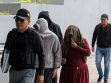 Personal policial con personas detenidas